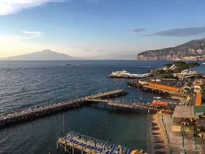 白天蓝天下观海山附近房屋建筑的航空摄影